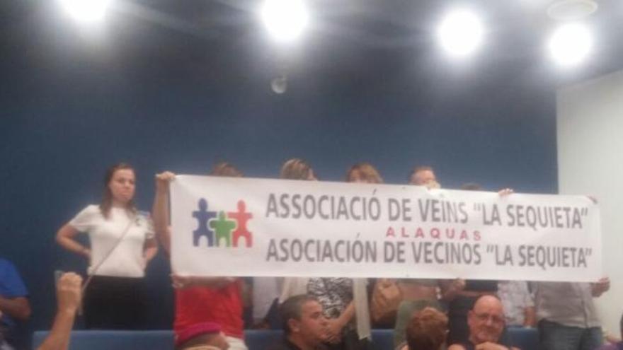 Protesta de la asociación en el pleno.