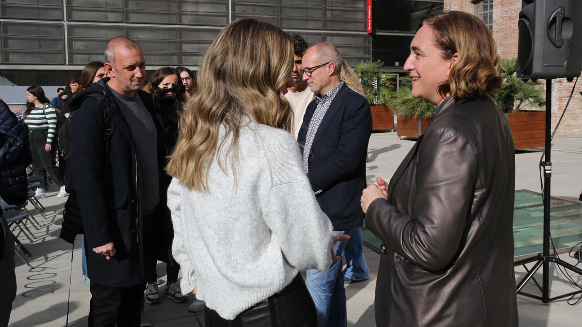 Colau riñe a una estudiante porque le pregunta por su manera de vestir: Me visto como me da la gana. En la foto, la alcaldesa conversa con la alumna que le hizo la pregunta, al final del acto.