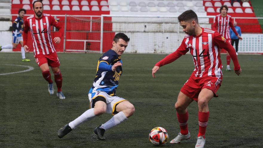 Ube trata de salvar la entrada de un rival en el Alondras-Arzúa.