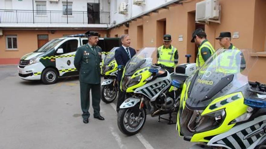 Un momento de la visita de Moragues a la Agrupación de Tráfico de la Guardia Civil en València.