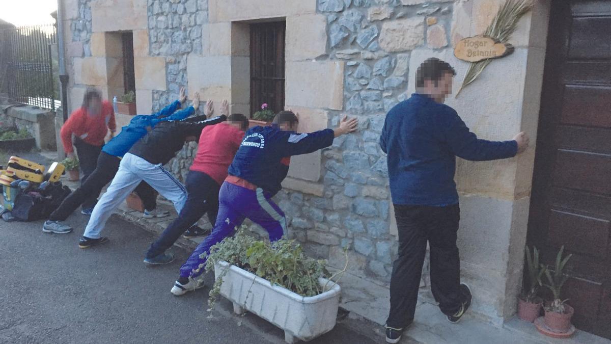 Víctimas de las pseuoterapias de conversión haciendo ejercicio físico para "rerforzar su masculinidad"