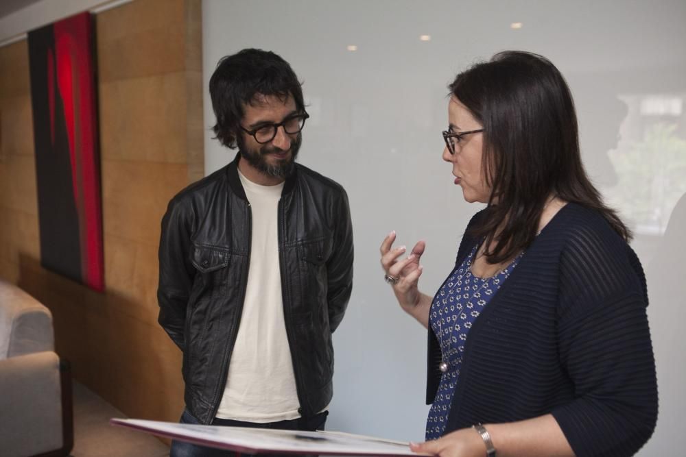 Entrega del premio Asturiano del Mes a Marc Vigil, director de la serie el 'Ministerio del tiempo'