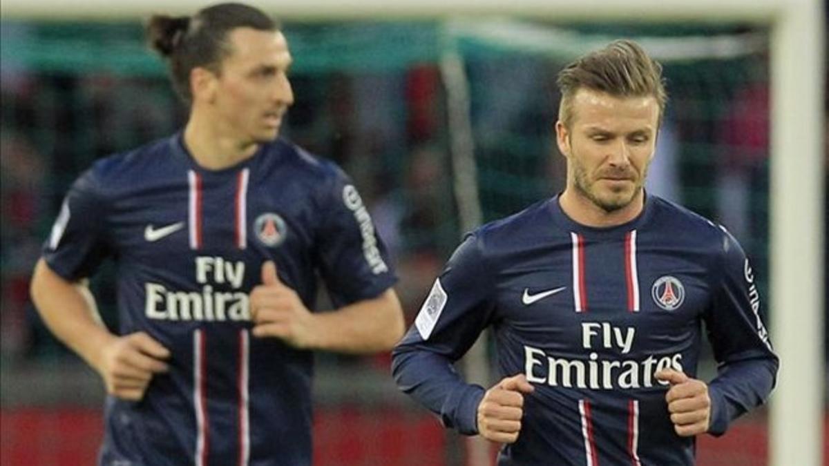 Ibrahimovic (izquierda) y Beckham, en un partido de la liga francesa.