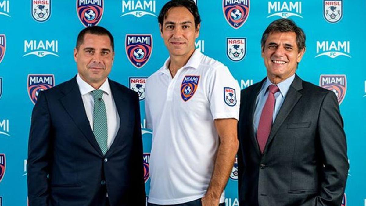 Nesta, posando como nuevo entrenador del Miami FC