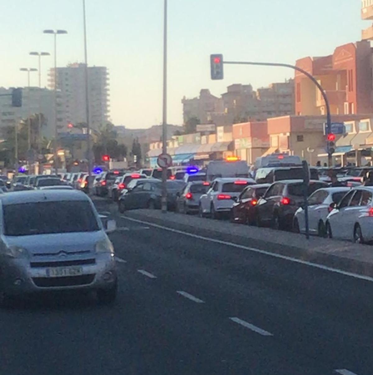 Atascos en la Gran Vía de La Manga, este domingo.