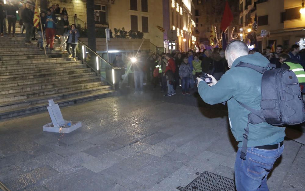 Rund 1.500 Personen sind am Freitagabend (30.12.) auf Mallorca auf die Straße gegangen, um politische Eigenständigkeit für die "Països Catalans", also die katalanischsprachigen Landesteile Katalonien und Balearen, innerhalb Spaniens zu fordern.