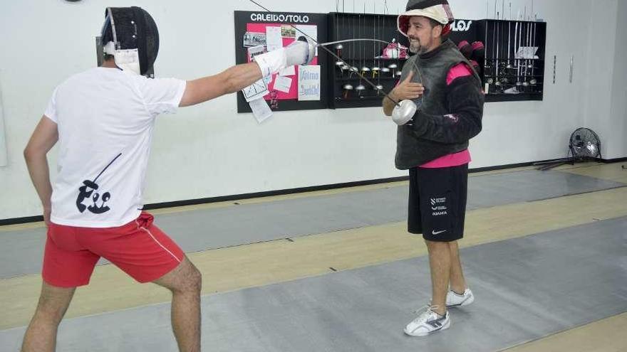 Manel Villadóniga, con la careta levantada, durante un entrenamiento.