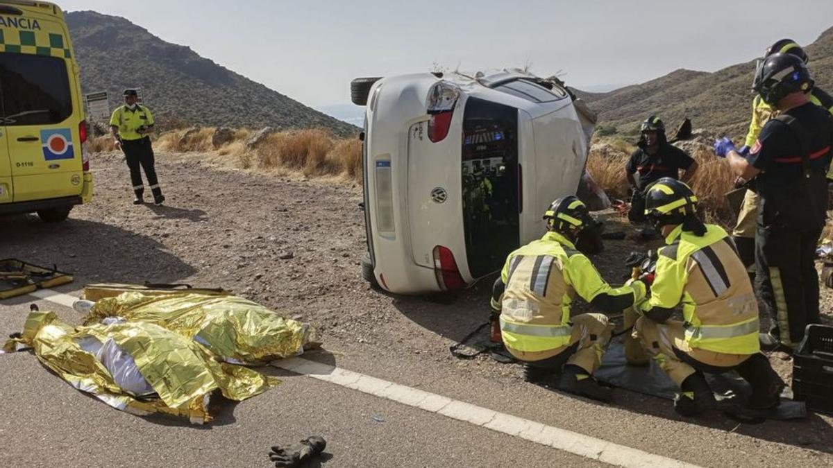 Los cuerpos de los ciclistas y el coche volcado.  | // EFE/AYUNTAMIENTO NÍJAR