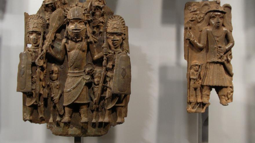 Dos bronces de Benín en el Victoria and Albert Museum de Londres.