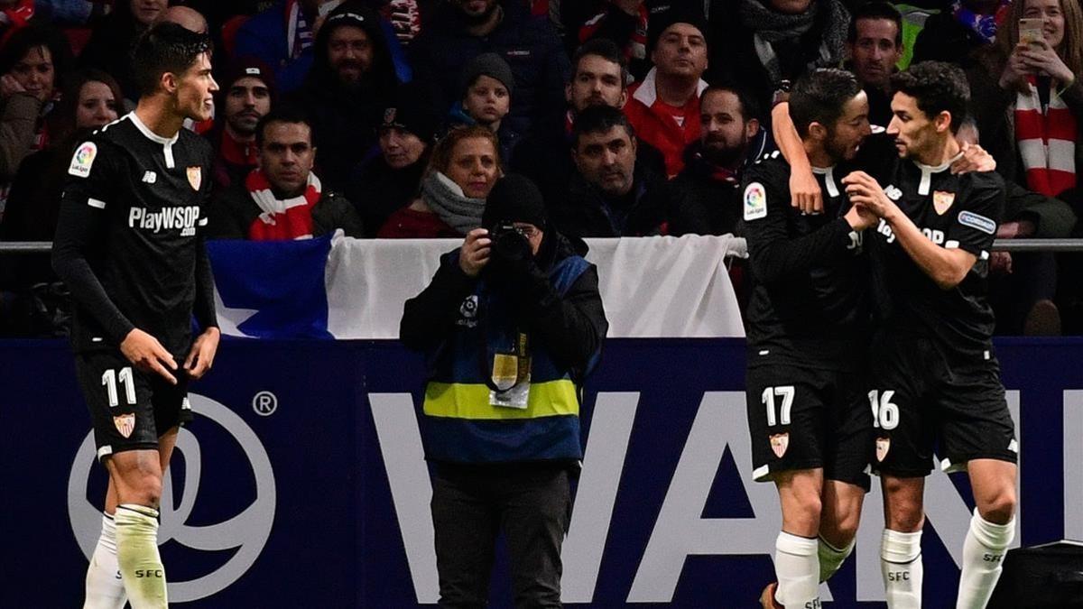 Navas, Sarabia y Correa celebran el gol del triunfo del Sevilla