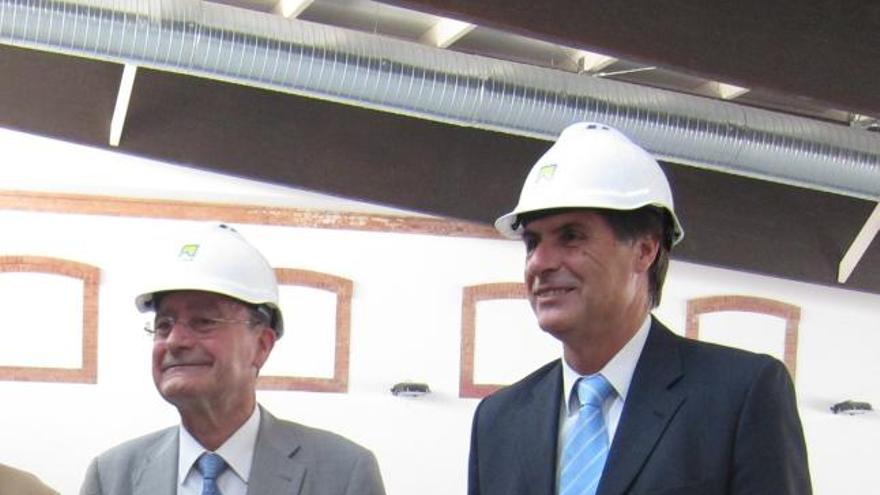 El alcalde Francisco de la Torre y el concejal de Cultura y Deportes, Damián Caneda, durante la visita que han realizado a las instalaciones deportivas de Segalerva.