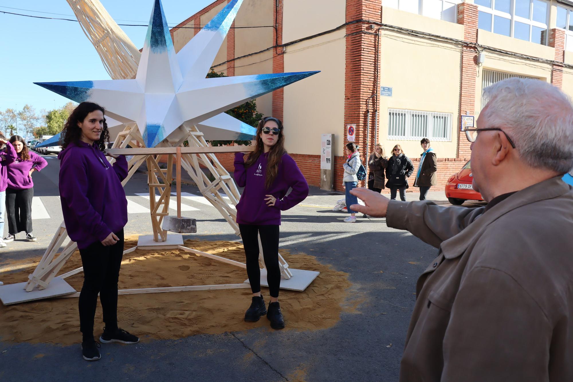 Así ha sido la "plantà" del "Pi de Nadal", la última Falla del año en València