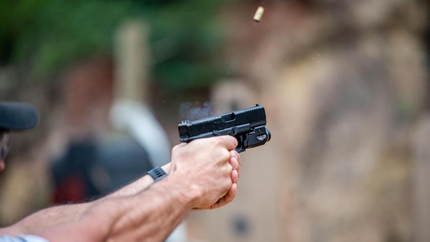 Un hombre apunta con una pistola a un dj en un local de ocio en Canarias tras recriminarle su actitud
