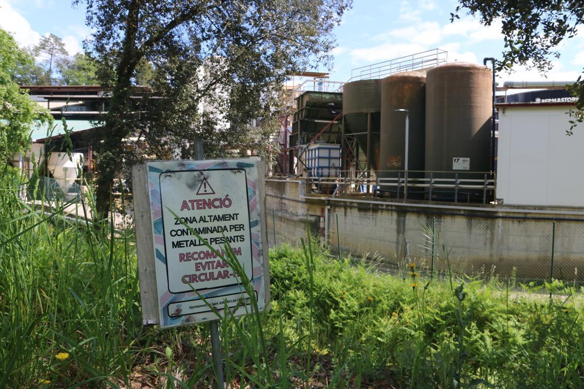 L'exterior de la fàbrica de bateries Exide de Bonmatí.