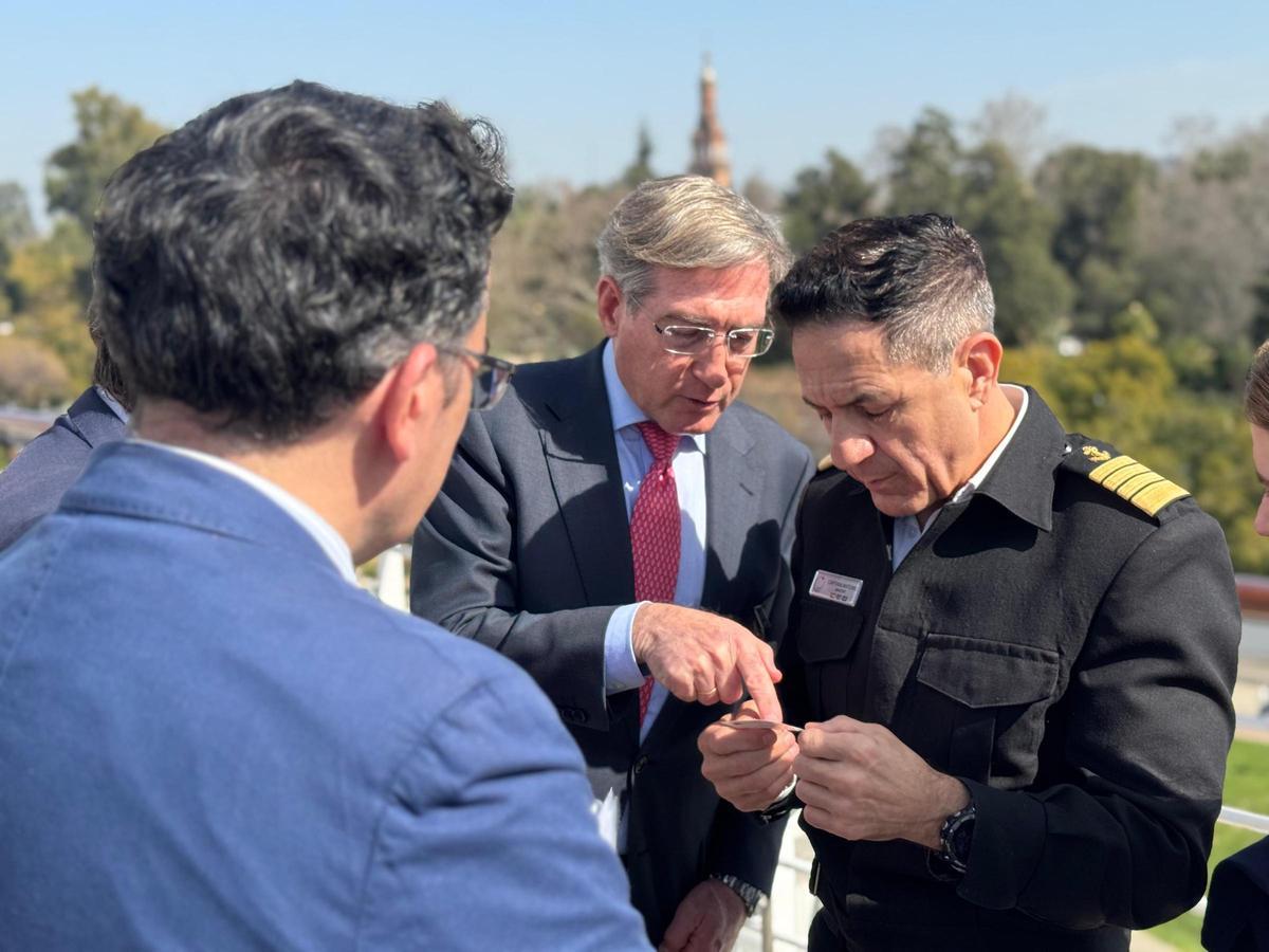 El capitán del crucero Azamara Journey en Sevilla