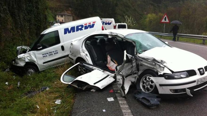 En primer término, estado en el que quedó tras el accidente el vehículo en el que viajaba la joven fallecida.