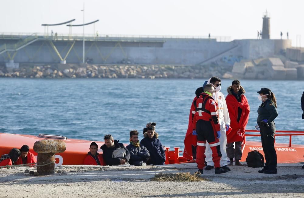 Guardia Civil, Cruz Roja y Salvamento Marítimo han puesto en marcha el protocolo para recepcionar a 24 personas rescatadas en el mar y que ocupaban una patera. 20 hombres y cuatro mujeres