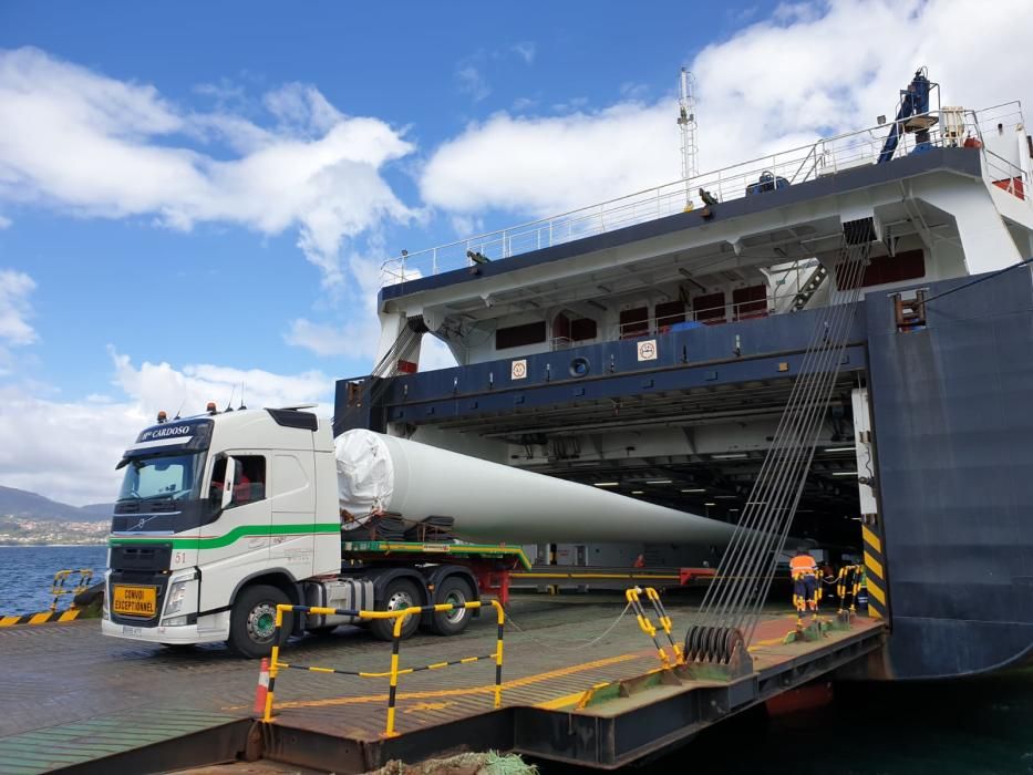 Un camión introduce a bordo del Bouzas de Suardiaz una pala eólica de 43 metros