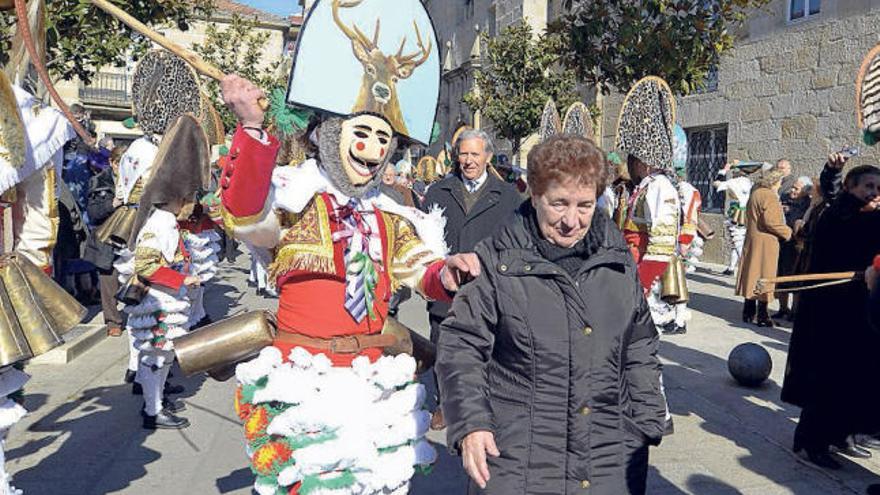 Las pantallas y cigarróns salen a las calles de Verín y Xinzo para animar  la semana del Carnaval