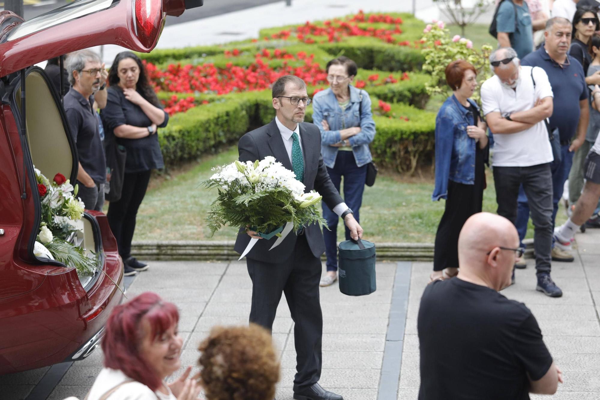 Así fue la despedida y el homenaje de amigos y clientes del Cafetón en Avilés a sus dueños, muertos en León