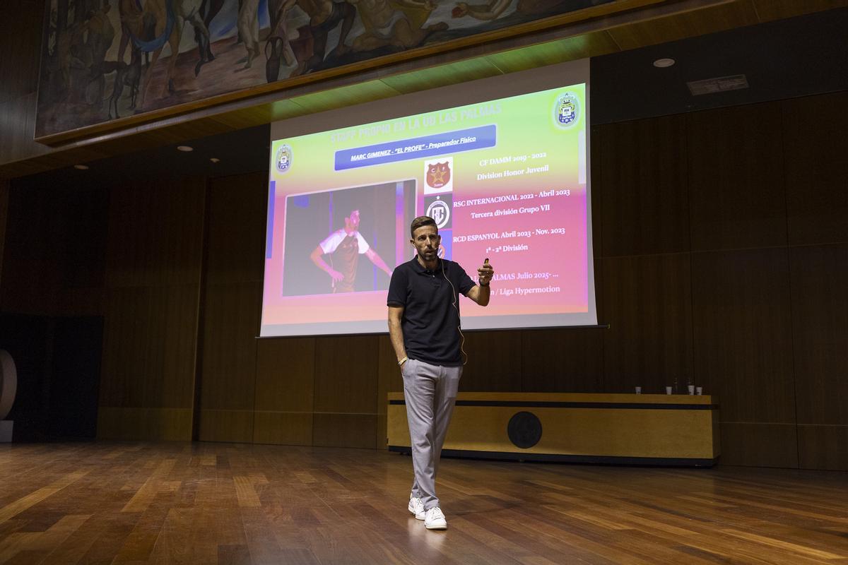 Luis García Fernández, el pasado miércoles, en el Paraninfo de la ULPGC, durante su ponencia sobre su metodología en la UD.