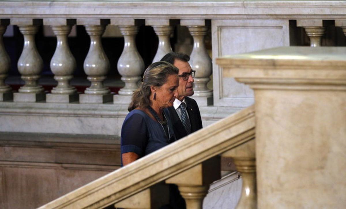 El ’president’ Mas, junto a su mujer Elena Rakosnik, llega al Parlament, que aprobará en sesión extraordinaria la ley catalana de consultas.