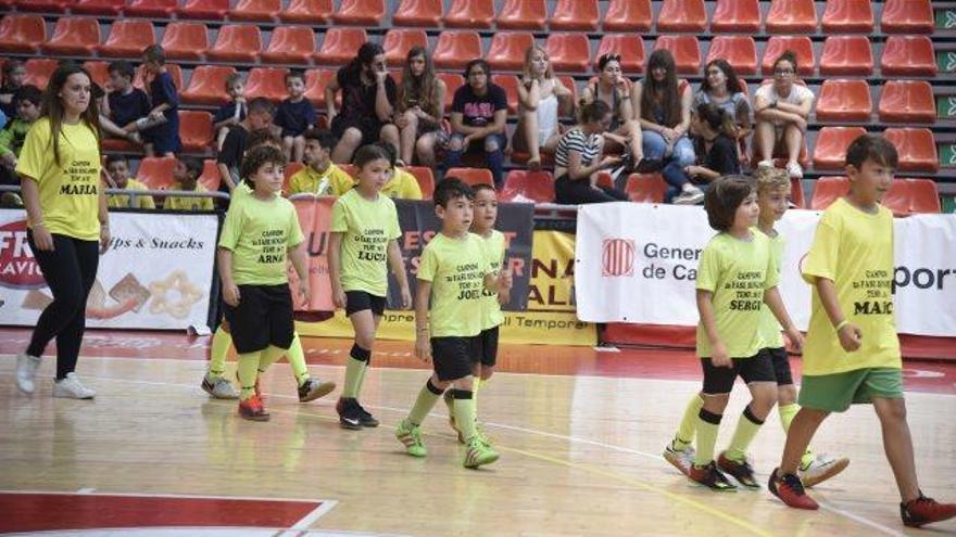 Un dels equips guardonats es disposa a rebre el premi en la cloenda dels jocs esportius del Bages