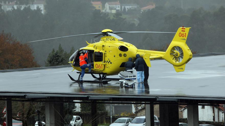 Trasladan en helicóptero a un operario de 57 años herido de gravedad tras caerse de una grúa en Marín