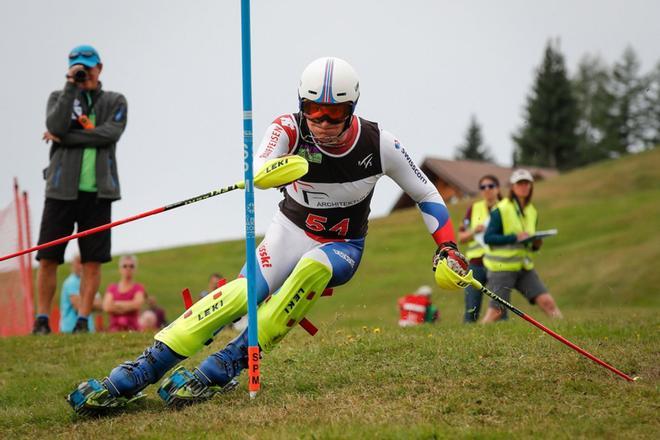 Vito Schnabel de Suiza compite durante la primera ronda de la prueba de slalom durante el Mundial de Esquí sobre la hierba en Marbachegg.