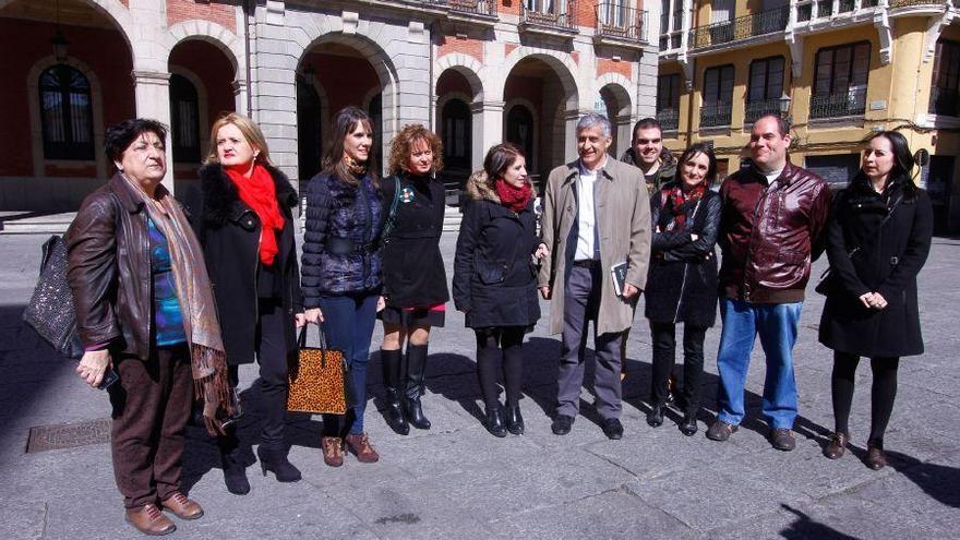 La secretaria federal de Política Municipal, Adriana Lastra, con los representantes del PSOE de Zamora