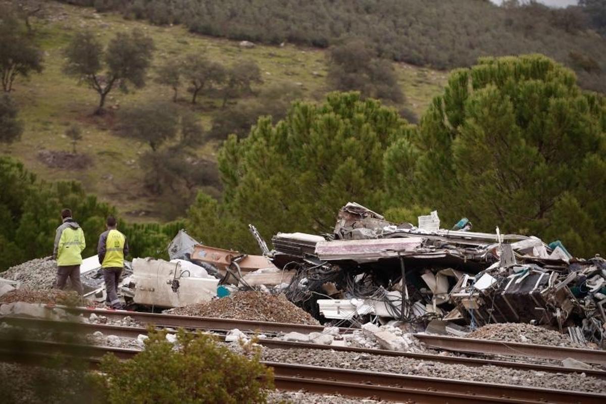 Materiales acumulados en la zona cero de Adamuz tras la colisión de dos trenes.