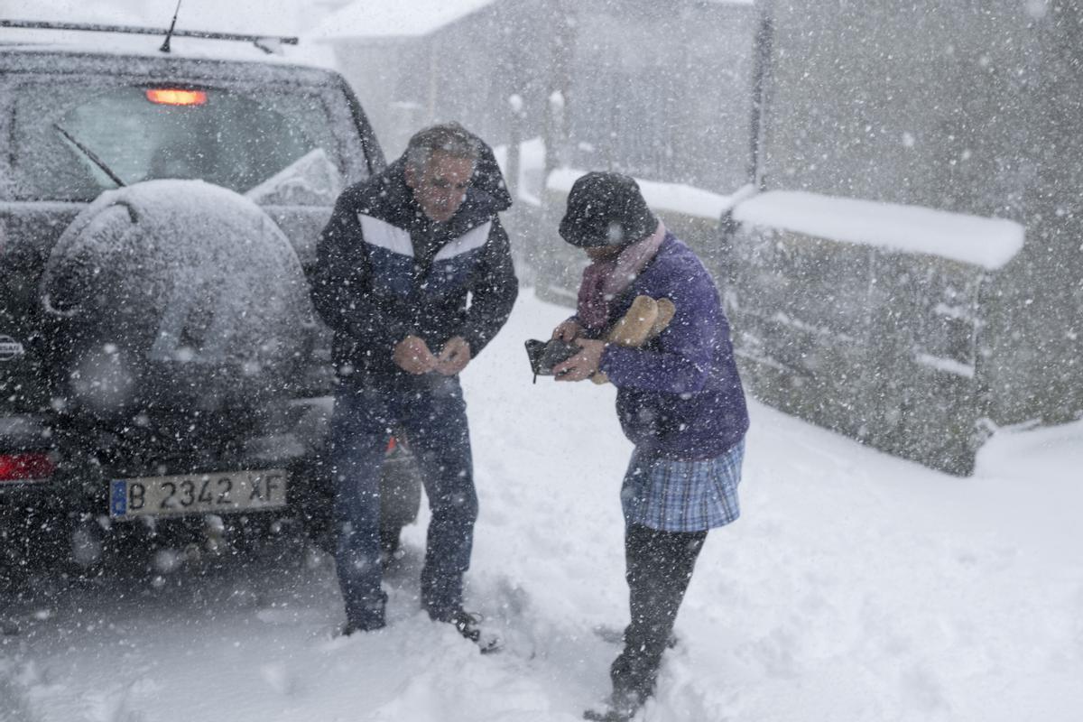 SAN XOÁN DE RÍO (OURENSE), 18/01/2023.- Una mujer compra pan a un panadero en una localidad de San Xoán de Río (Ourense), este miércoles, durante una intensa nevada. Un total de 1.378 han sido los incidentes contabilizados en Galicia desde el día 16, inicio del temporal, hasta lo que va de la jornada de este miércoles, en todos los casos a causa de los efectos del viento, la nieve y la lluvia. EFE/ Brais Lorenzo