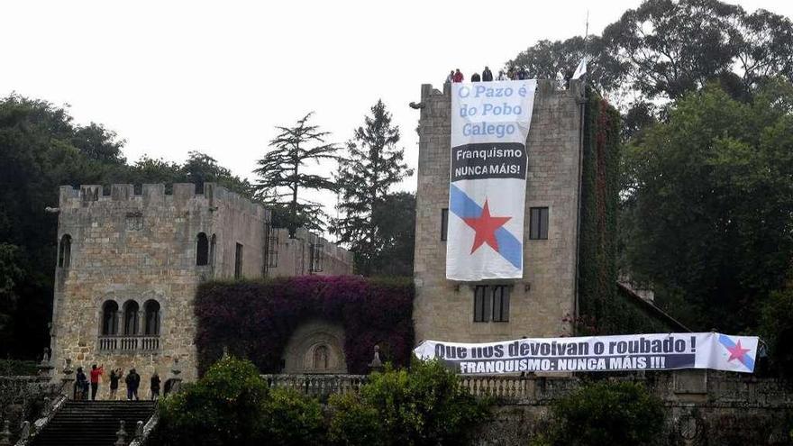 Pancartas desplegadas en el pazo de Meirás por militantes del BNG para exigir su devolución.