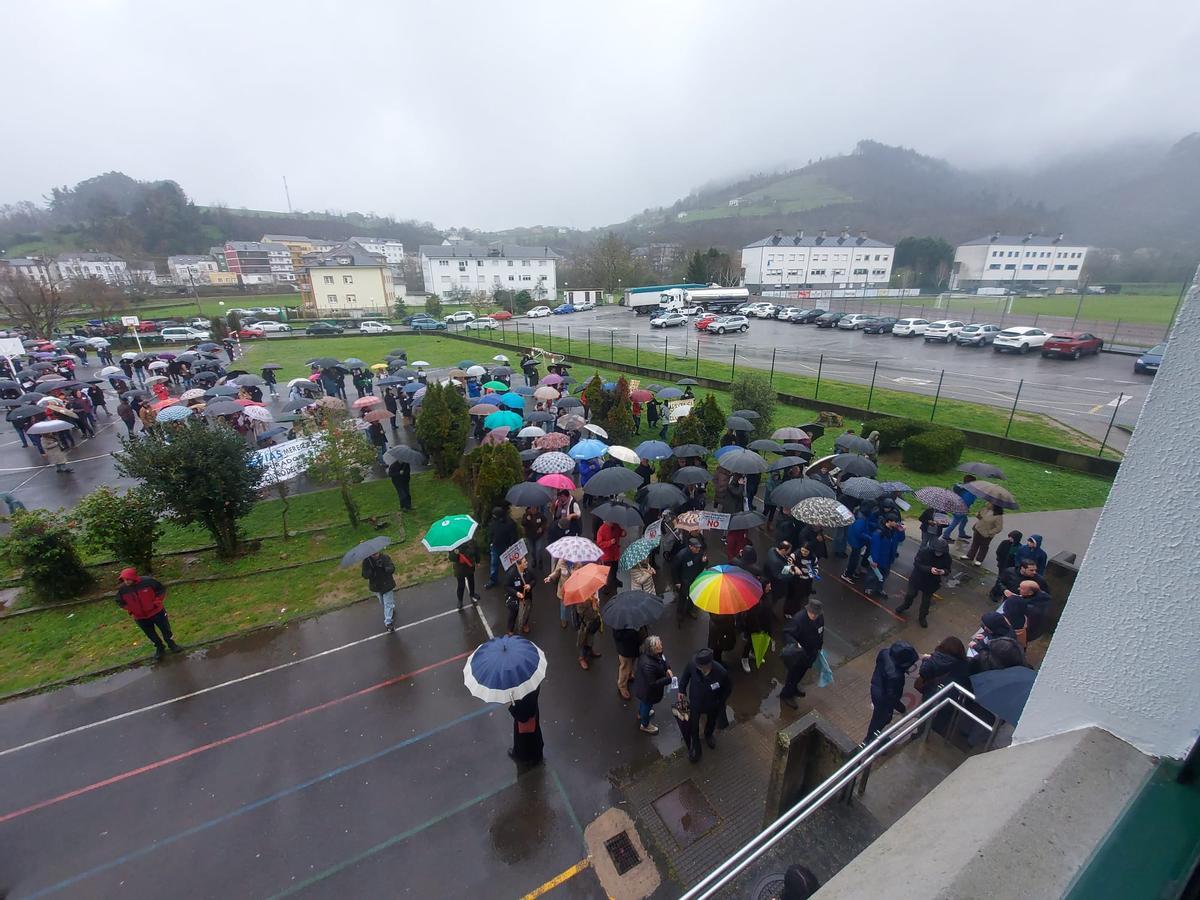 En imágenes: Una multitud reclama en Trevías un cambio de ubicación para la depuradora