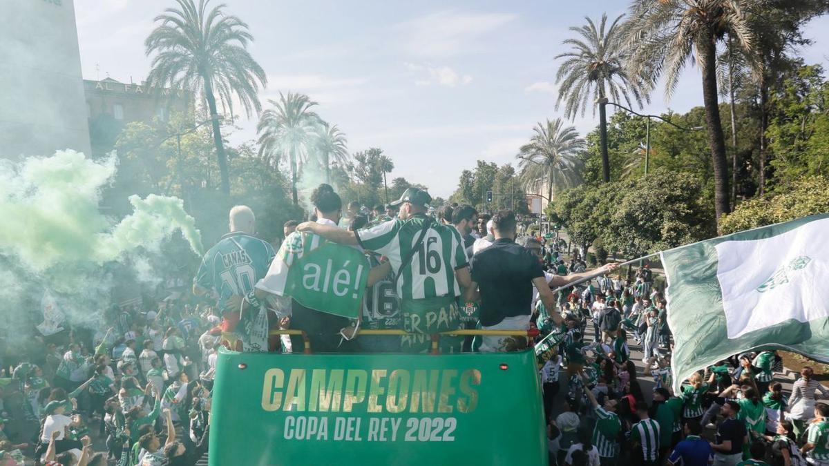 La plantilla del Betis, ayer, celebra el título con su afición por las calles de Sevilla. |  // JOSÉ MANUEL VIDAL 