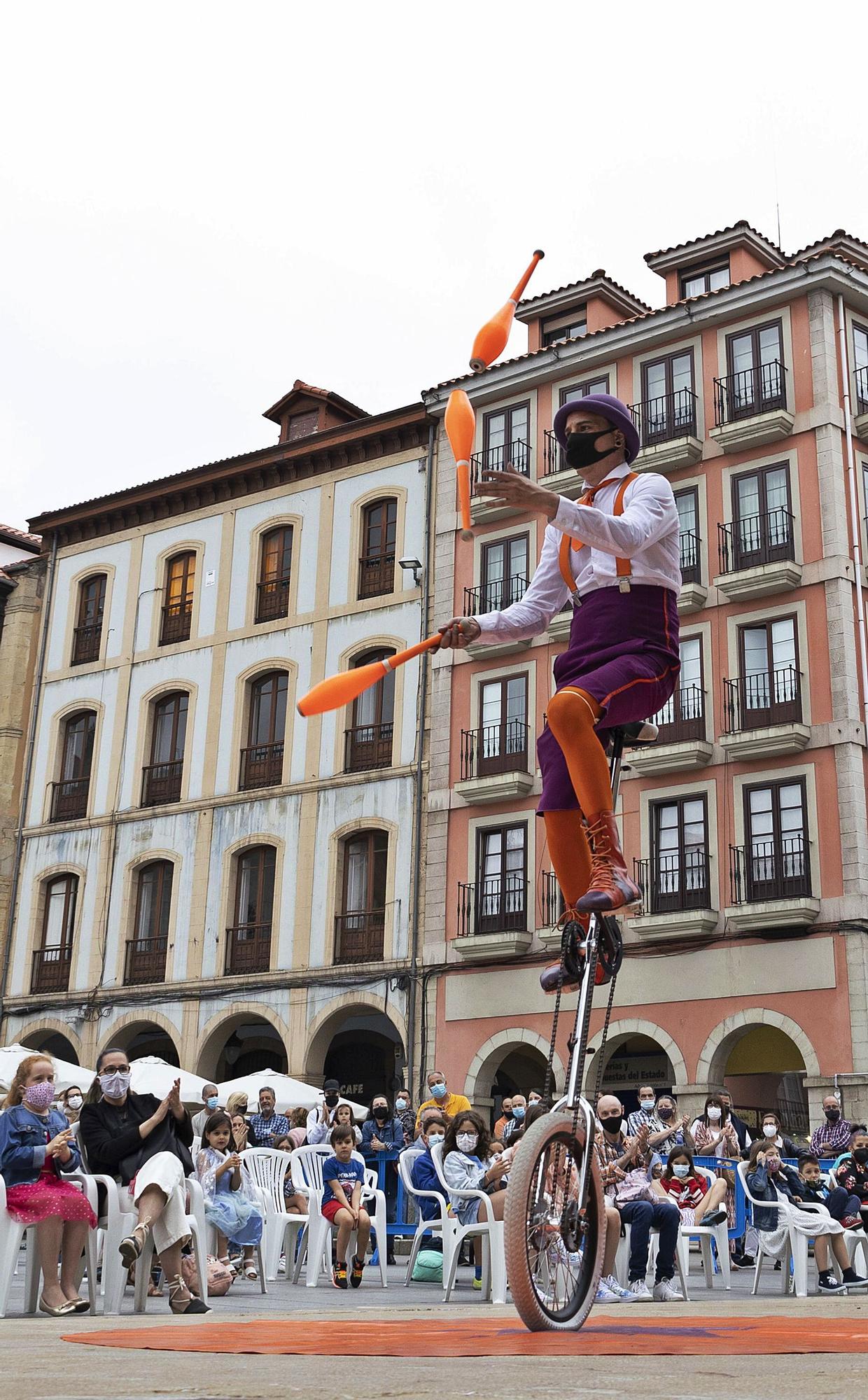 Pablo Picallo, en un número de malabares y equilibrio.