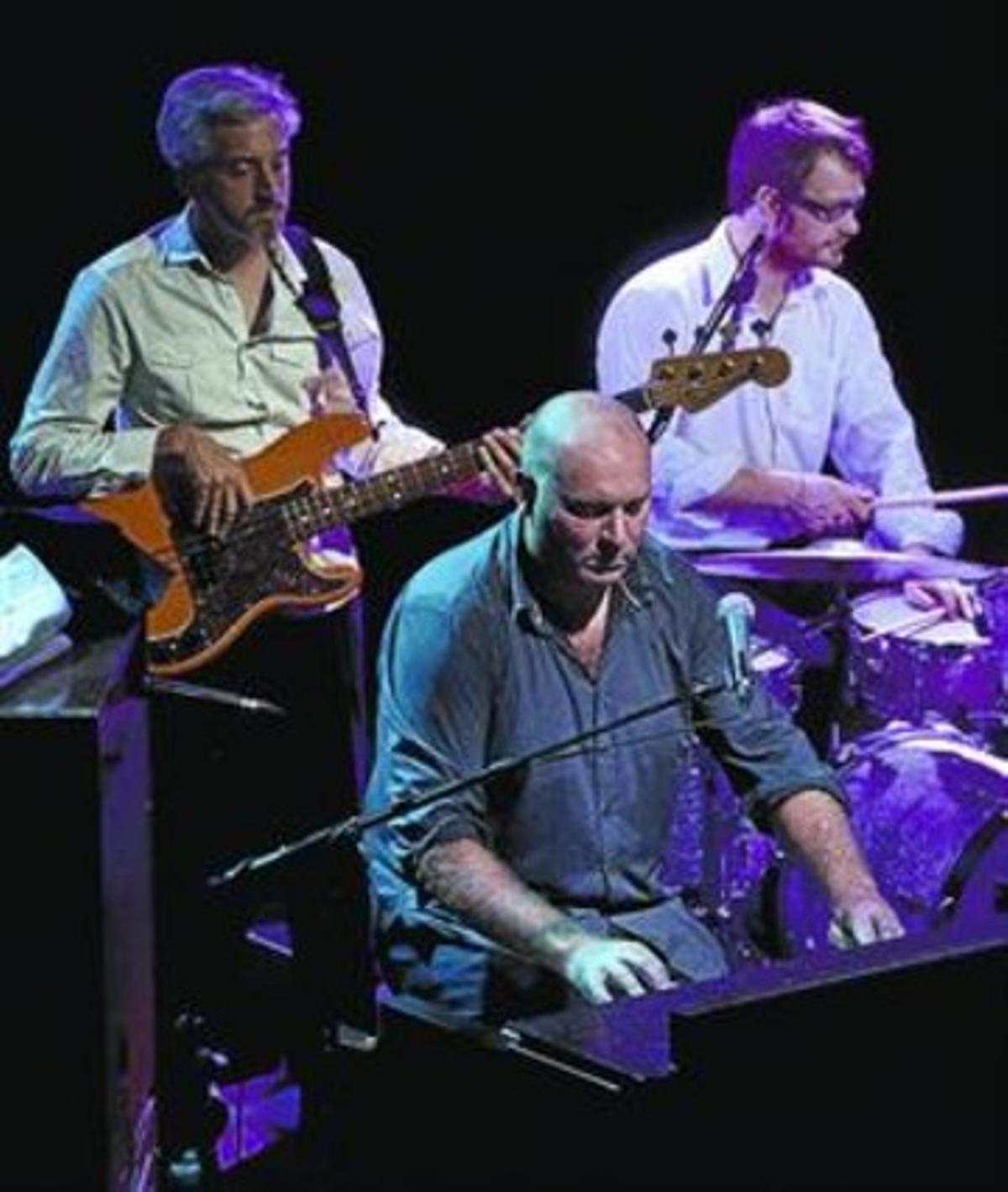 Taylor, davant, amb Andrew McKinney i Adam Betts, an Luz de Gas. Taylor, davant, amb Andrew McKinney i Adam Betts, an Luz de Gas.