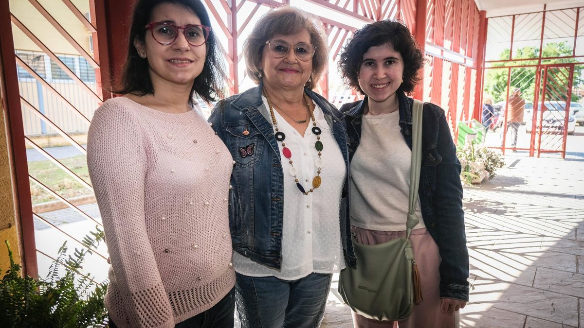 Mónica, con sus hijas.