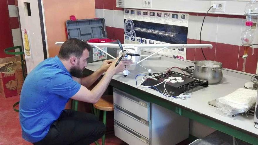 Rubén Barba, trabajando en uno de los prototipos experimentales.