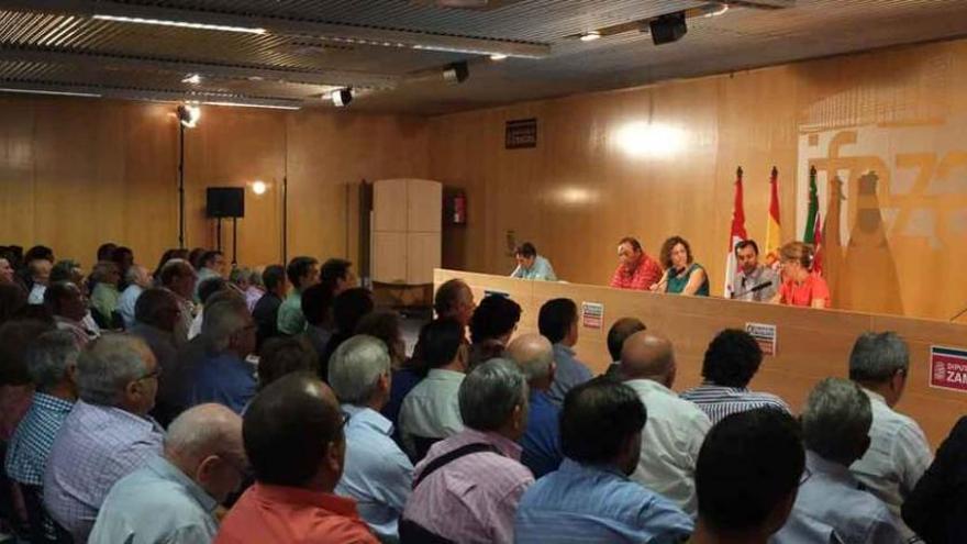 Asistentes al Consejo de Alcaldes, presidido por Crespo, Maíllo y San Damián.