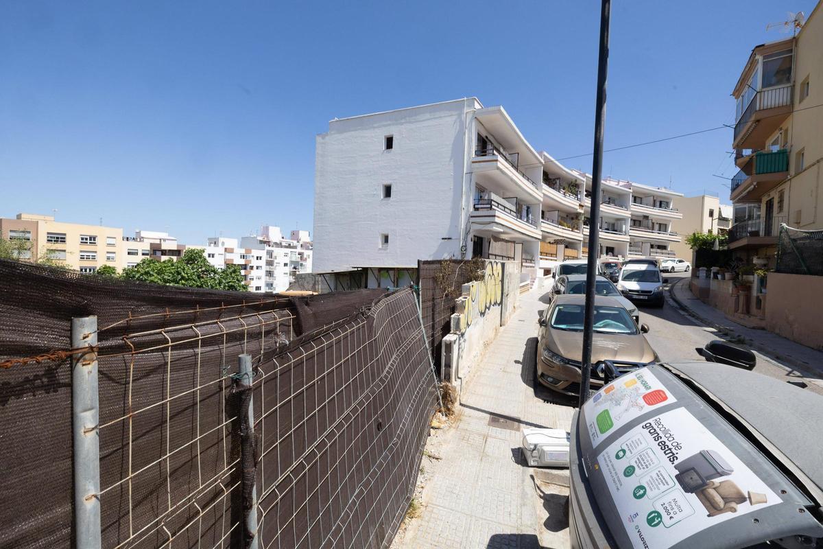 Imágenes del solar okupado de Ibiza con "riesgo real de incidente grave"
