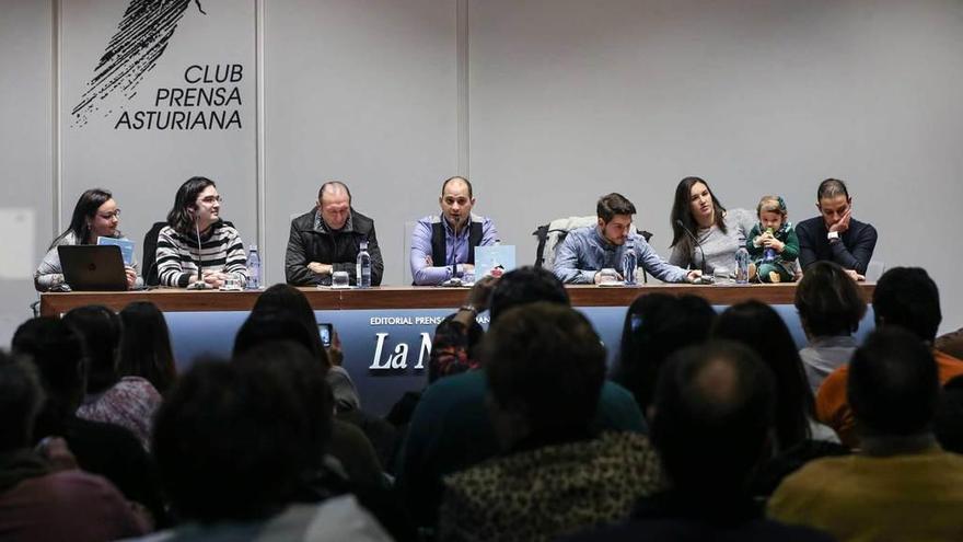 De izquierda a derecha, Verónica García, Pablo Solares, Enrique Castro, &quot;Quini&quot;, Miguel Ángel Oliver, Alberto Mallo, Adriana Díez e Iván Vilar, con su hija Valeria, ayer en el Club Prensa Asturiana de LA NUEVA ESPAÑA.