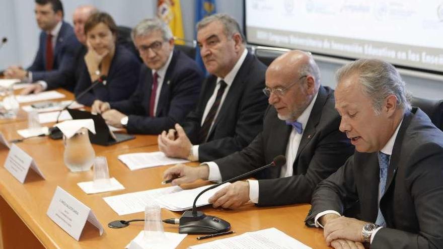 Por la izquierda, Juan Carlos Campo, Enrique Pérez, Carmen Moriyón, Santiago García Granda, Manuel Capellán, Enrique Ballester y Javier Sesma, en la inauguración del congreso.