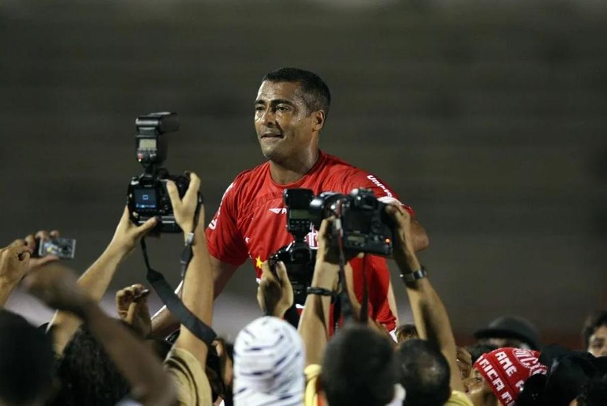 Romário con el club que preside
