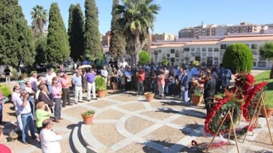 200 personas recuerdan a los muertos en la toma de Badajoz