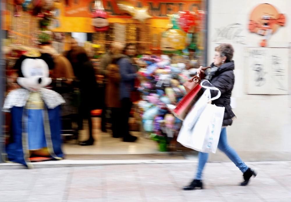 Día de compras navideñas en Oviedo y Gijón