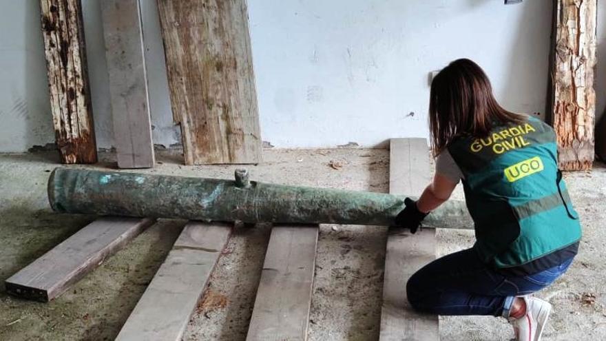 El cañón de bronce del siglo XVI recuperado por la Guardia Civil.