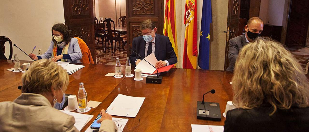 Ximo Puig, junto a la vicepresidenta Mónica Oltra, Martínez Dalmau y la consellera de Sanidad. | FERNANDO BUSTAMENTE