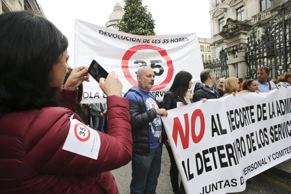 Protesta de funcionarios durante la celebración del pleno de la Junta General del Principado