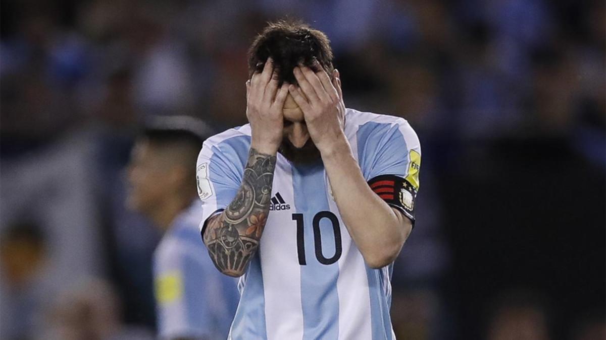 Leo Messi se lamenta durante el partido de Argentina contra Chile